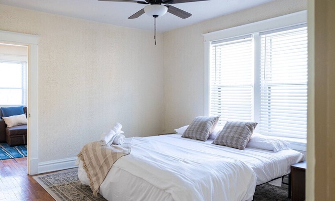 University City Apartment | Walk to Delmar Loop | Airy 2nd floor w King bed