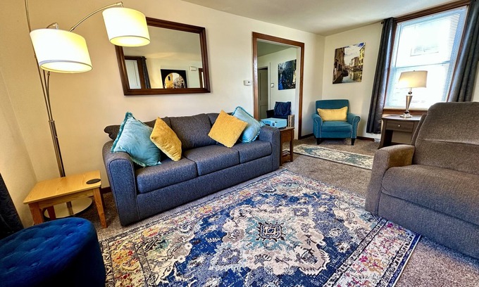 La Salle House | Walk to Downtown - 10 Mins to Starved Rock!