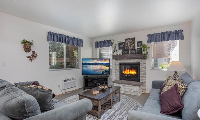 Downtown Leavenworth Apartment | Walk to Downtown * 6 Guests * Pets * A/C! * No Stairs!