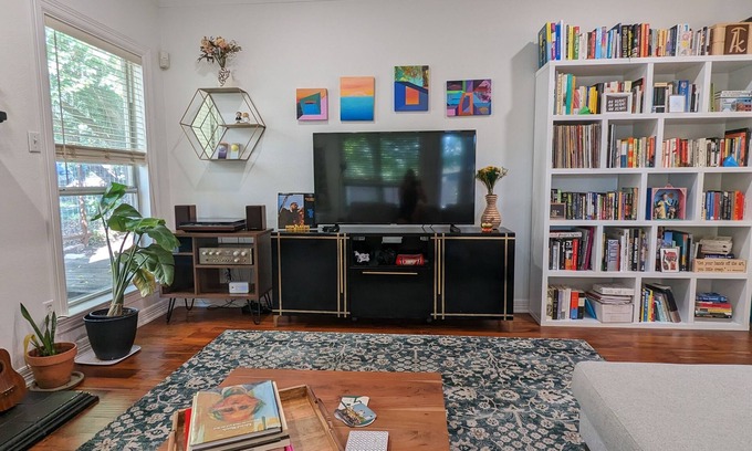 Old Enfield Condo | Walk to downtown Austin from an artistic two-story condo