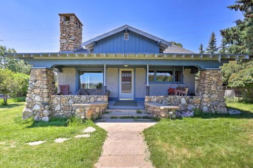 Custer House | Walk to Downtown Custer Retreat with Fire Pit!