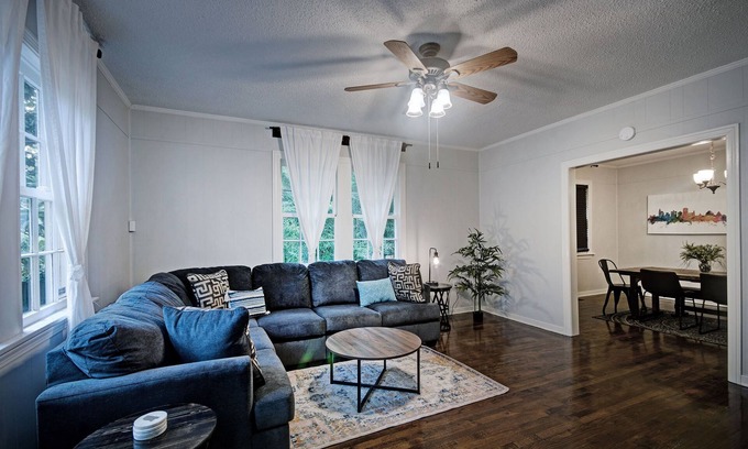 Fondren House | Walk to Downtown Fondren | King Beds