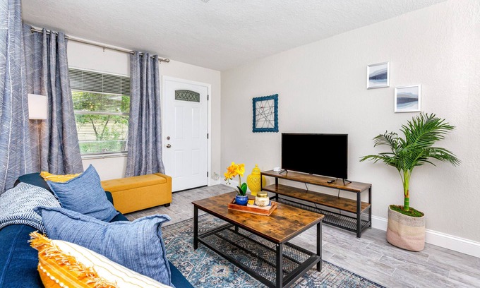 New Port Richey House | Walk to dwnt/7min to beach/king bed/Free parking