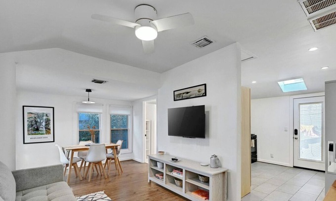 East Cesar Chavez House | Walk to East Austin’s Best│Free Parking│Gated Dog-Friendly Yard│Bungalow for 4