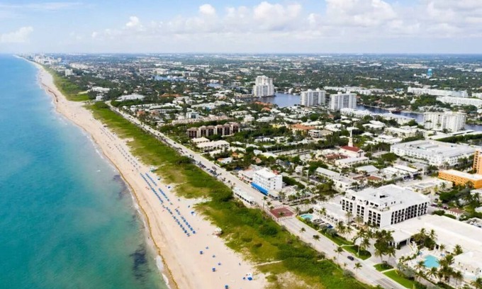 Pineapple Grove Arts District Hotel | Walk to Everything – 3 Cozy Delray Units Near Beach, Cafés, and Galleries