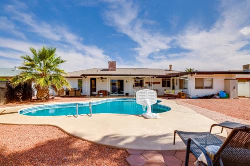 Sun City House | Walk to Golf Club Sun City Home with Private Pool!