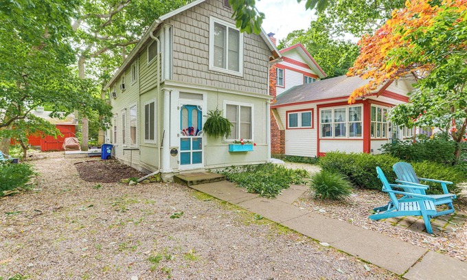 Lakeside Cottage | Walk to Lake: Historic Lakeside Marblehead Cottage