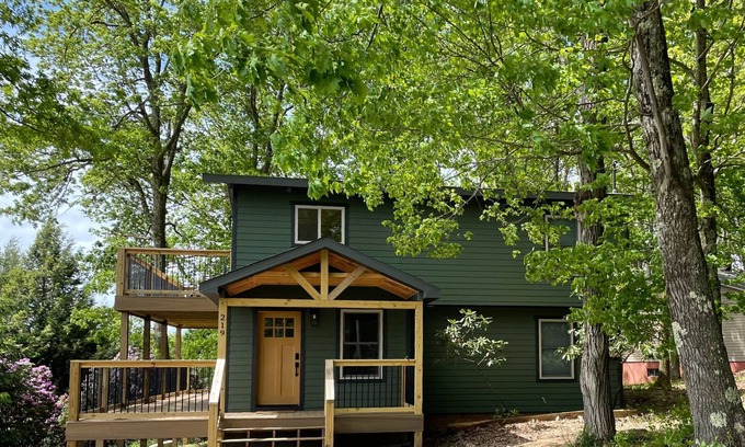 Alpine Lake House | Walk to lake, enjoy this lake-view home! Hiking nearby.