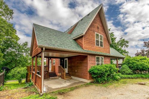 Lampe House | Walk to Lake Lampe Cabin with Fireplace and Deck!