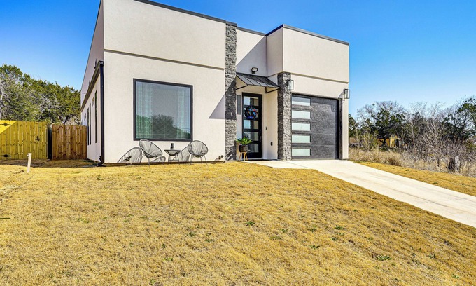 Granbury House | Walk to Lake: Modern Pet-Friendly Home in Granbury