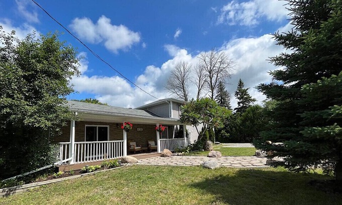Georgina House | Walk to Lake Simcoe- Jet-skiing - Kayaking & Canoeing