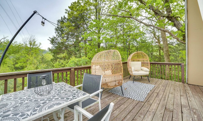 Rockaway Beach Apartment | Walk to Lake Taneycomo: Cabin w/Deck + Fire Pit!