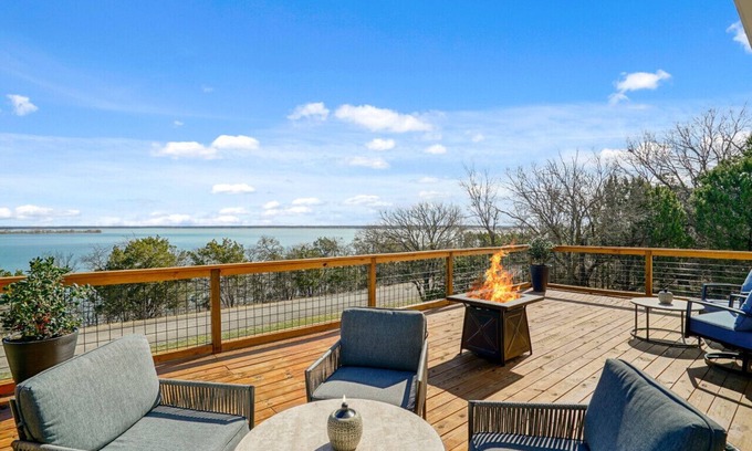 Lake Whitney House | Walk to Lake Whitney~Fire Pit~BBQ Grill~King Bed