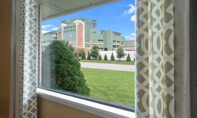 Ashwaubenon House | Walk to Lambeau Field, Resch Center and Titletown District!