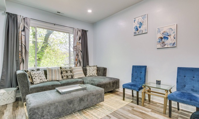 Greater Grand Crossing Apartment | Walk to Metra: Long-Term Getaway in Chicago!