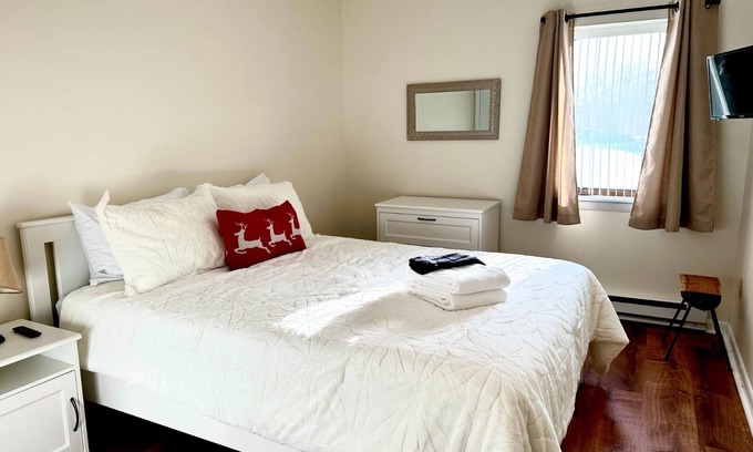 West Dover Condo | Walk to Mount Snow, Cozy, Clean and Comfortable!