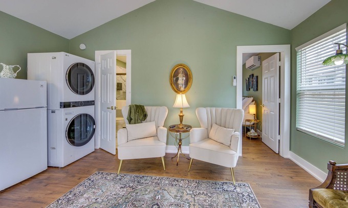 Jefferson Cottage | Walk to Museums: Art Deco Cottage in Jefferson