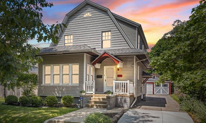 Harters Heights House | Walk to ND and Eddy Street, ProCleaned * Comfy * Updated