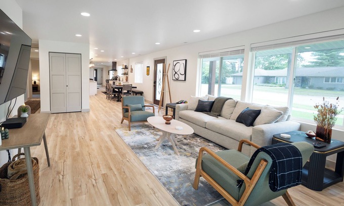 Harters Heights House | Walk to Notre Dame; Sleeps 10 Completely restored house