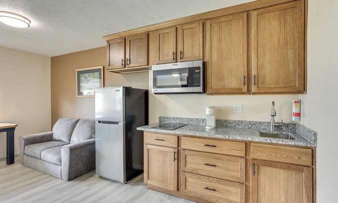 Oakland City Apartment | Walk to Ocu, Golf: Updated Oakland City Studio!