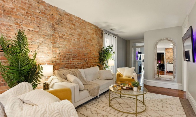 Victorian Village Condo | Walk to OSU/Short North ~ Free Parking ~ Fire Pit