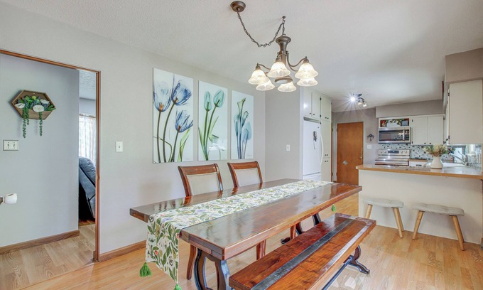 Waterloo House | Walk to Park: Waterloo Home w/Furnished Deck