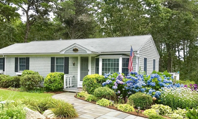 West Chatham House | Walk to Ridgevale Beach in 7 minutes, Central Air, Beautiful yard Fast Internet