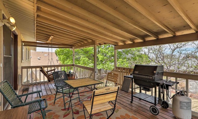 Page House | Walk to Rim View Trail Page Home with Deck and Yard