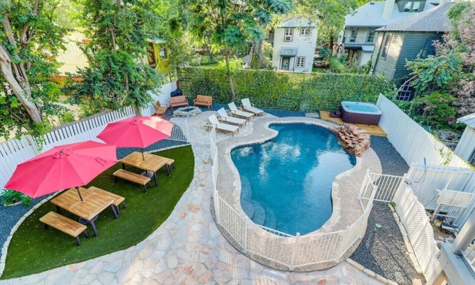Arsenal House | Walk to River Walk~Heated Pool~HotTub~Sleeps 13