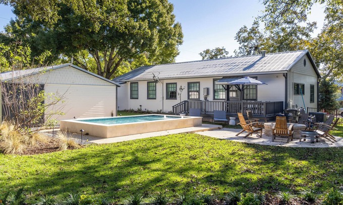 Round Top House | Walk to Round Top's best food, bars, and shops! Relax by the pool & fire pit. Kobza Cottage