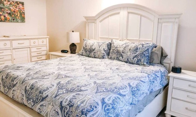 University Heights Condo | Walk to Shands/UF - Budget 2 Bedroom Condo, Pool!