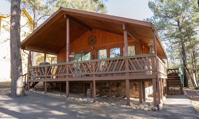Ruidoso Cabin | *Walk to shops*Hottub*Grill*WIFI