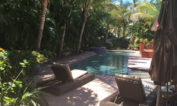 Siesta Key Apartment | Walk To Siesta Village And Beach/Private Heated Pool & Hot Tub