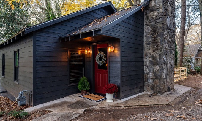 Dahlonega House | walk to square! Cozy 2 BR bungalow, moody design