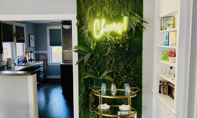 St. Charles House | Walk to St Charles Main St. Shops, Eateries & Bars!
