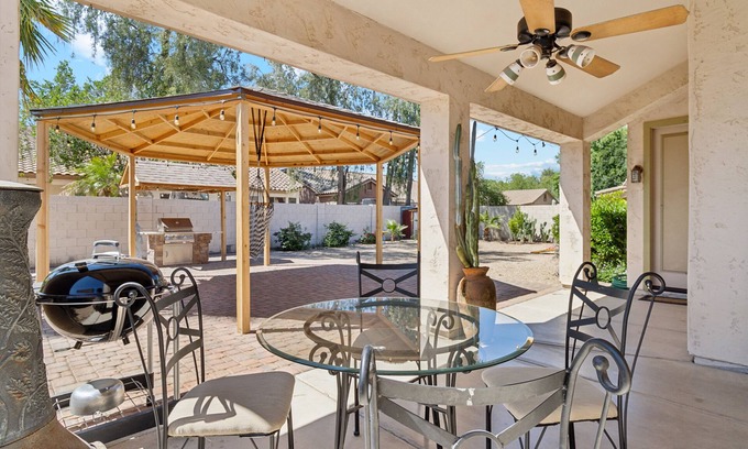 Glendale Parkside HOA House | Walk to State Farm Stadium & Westgate Family Home