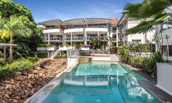 North Ward Apartment | Walk to Strand and Ocean - Luxury Gregory Street Apartment