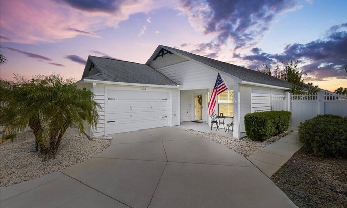 Lake Sumter Landing House | Walk to Sumter Square ~ Cozy updated 2 BR/2BA ~ Entertainers Dream Lanai