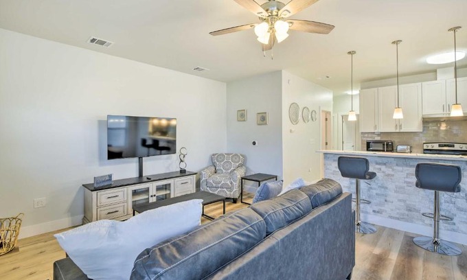 Fort Worth Apartment | Walk to TCU Fort Worth Retreat with Balcony!