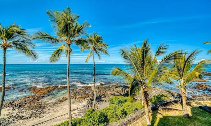 Waimea Condo | Walk to the Beach! Breezy Big Island Condo with Pool, AC, and Lanai