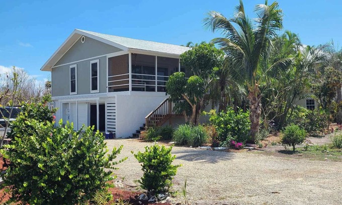 The Dunes House | Walk to the Beach. Just Renovated. Well Stocked! Serenity and Shelling Oasis.
