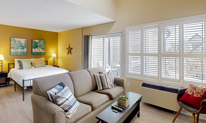 Craigleith Apartment | Walk to the chair lift Lofty condo w/shared pool & tennis - dogs OK