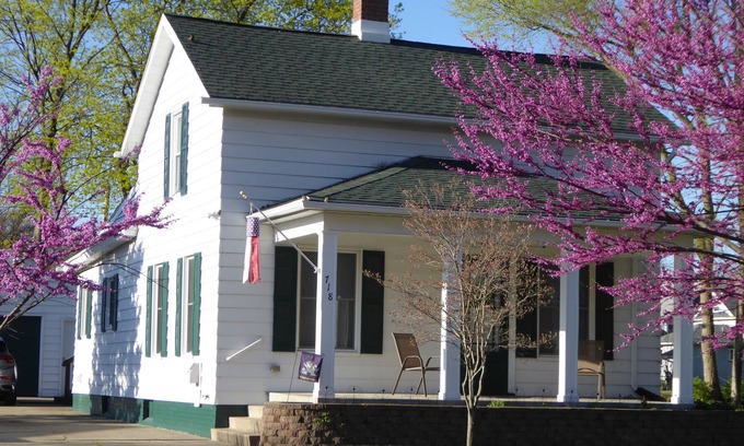 Harters Heights House | Walk to the Stadium 4 Blocks to ND entrance on Notre Dame Ave.