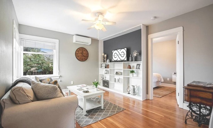 North End Cottage | Walk to the waterfront! The Cozy Cottag