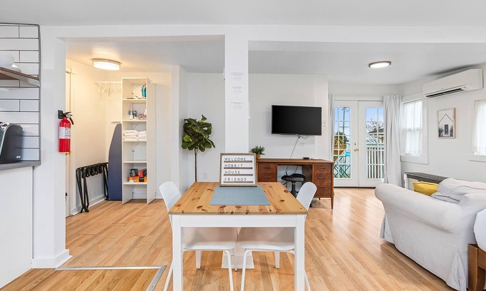 North End Apartment | Walk to the waterfront The Hobbit House