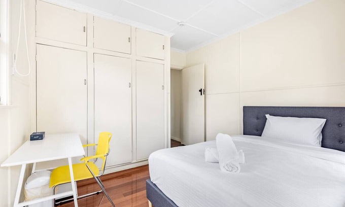 St. Lucia House | Walk to UQ, Shops & Transit – Great Value Studio