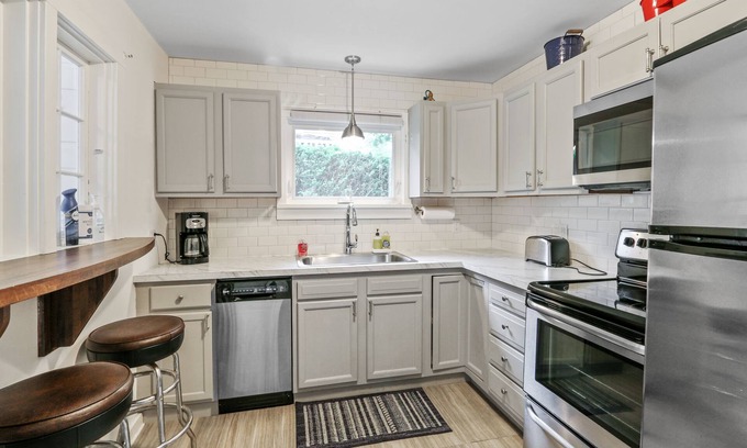 Indian Hills House | Walk to Lake! Adorable House in Fontana-on Lake Geneva. SUMMER 2025 SPECIAL!