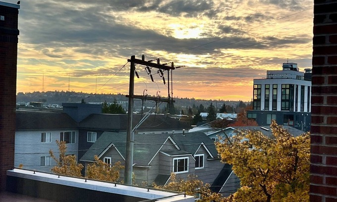 University District Condo | Walk to UW ~ Close to Light Rail ~ Walk Score 96!