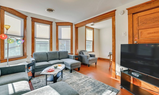 Albany Apartment | Walk to Washington Park: Remote Work-Ready Apt!