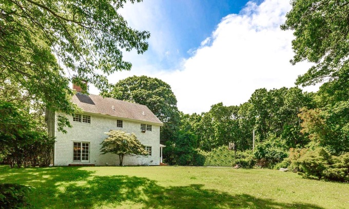 Sagaponack House | Walk to Wolffer Estate Vineyard down the street or bike 1 mile to Sag Main Beach